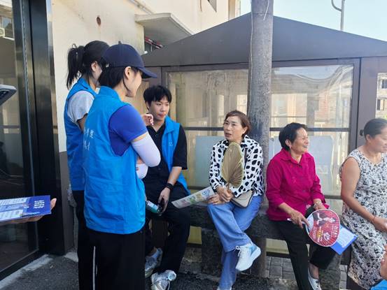 小孩们在吃东西 描述已自动生成